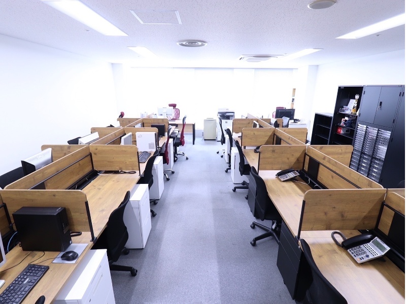 事務所レイアウトです。 一人ずつパーテーションで区切られているので 集中して作業ができます。の画像