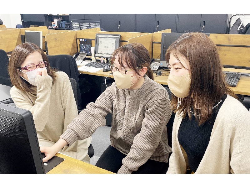 入稿チーム。 同じ画面で意見を交換しながら作業を進めていきます。の画像