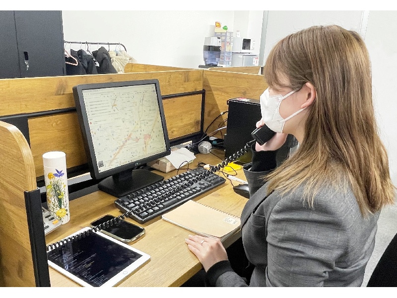 個人のデスクで顧客様と電話対応して頂きます。の画像
