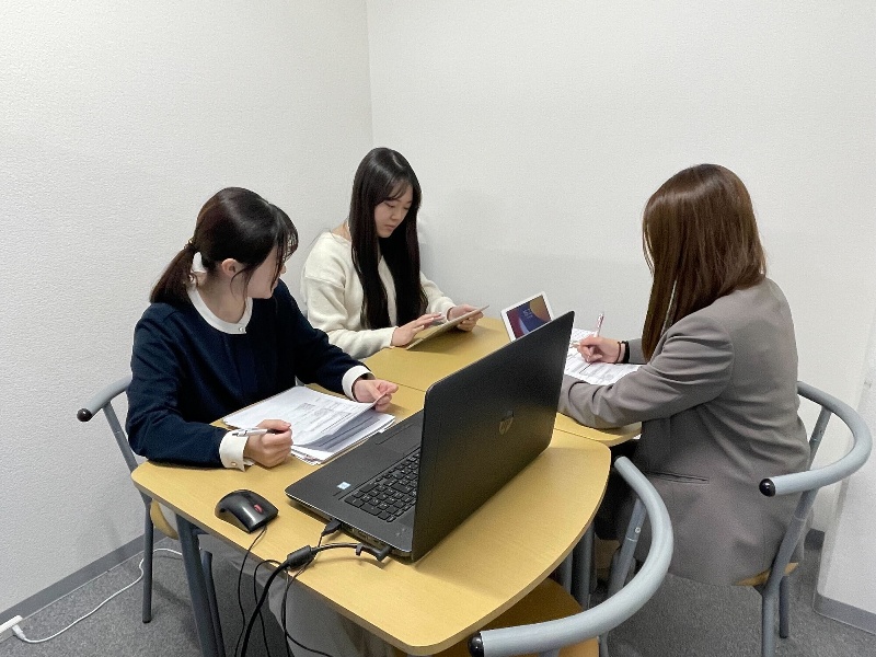 営業サポートチームのミーティング風景です。の画像