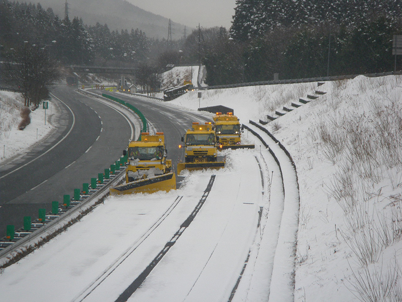 梯団除雪の様子の画像
