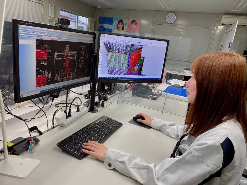 土木現場04 現場事務所では ３Ｄ図面を編集しています。の画像