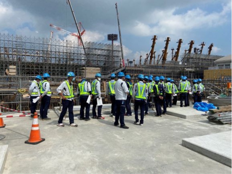 建築現場06 現場では、学生向けの現場見学会や インターンシップ受け入れを実施。 社員向けに勉強会も開催しています。の画像