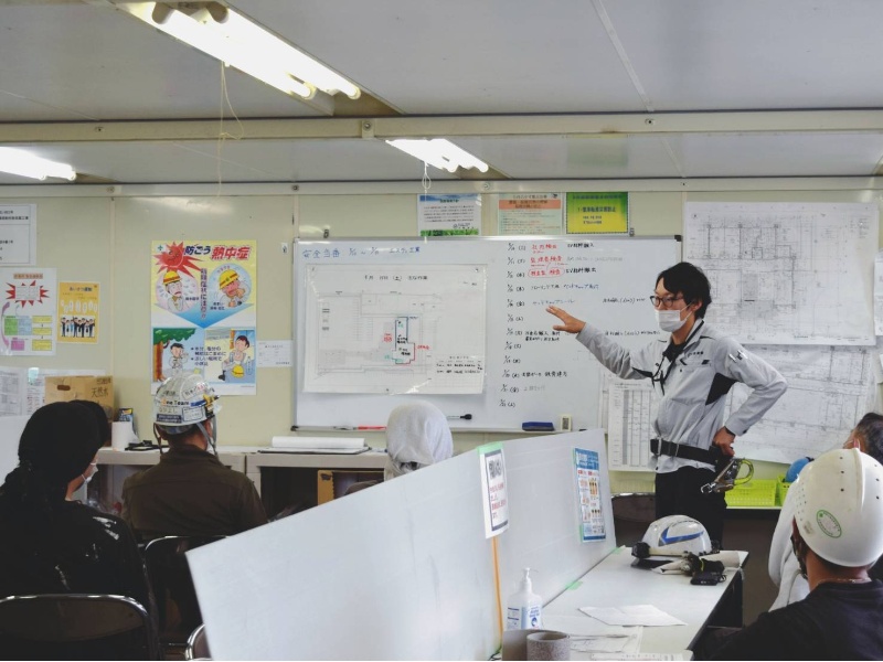建築現場05 協力会社への説明・打合せは 安全に施工を行うためにもしっかりと行います。の画像