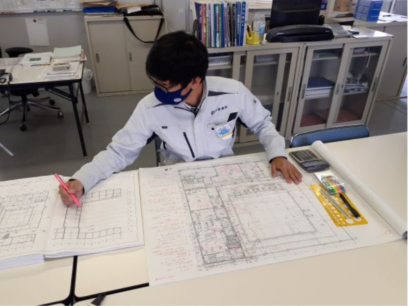 建築現場03 工事の進捗状況と図面を照らし合わせ 日々の作業についても確認します。の画像