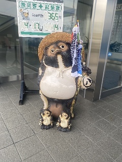 滋賀工場の信楽焼のたぬきのご紹介（端午の節句ver）の画像